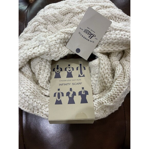 G.H Bass & Co Ivory Knit Soft Infinity Scarf & Matching Pom Pom Beanie Hat NWT - Picture 2 of 2